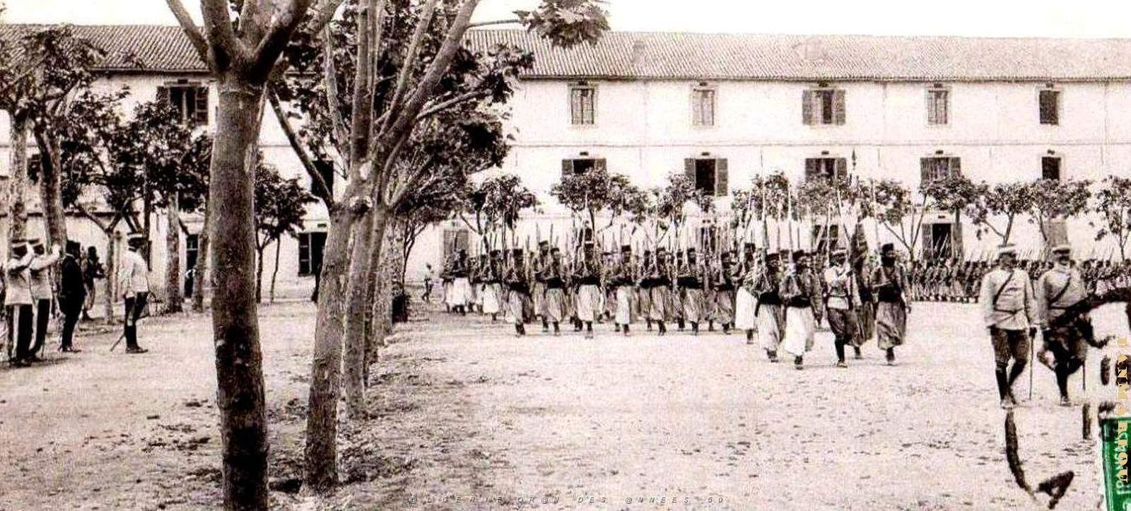 2289- Blida - Caserne Tirailleurs - Defile2 - 1915.jpg